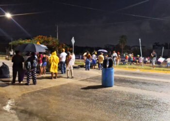 ¿Por qué colapsó la salida a Mérida? Habitantes de Santa Cecilia mantienen bloqueo en Cancún