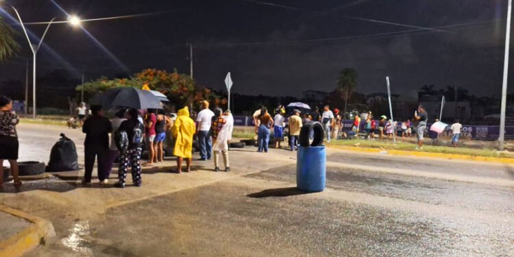 ¿Por qué colapsó la salida a Mérida? Habitantes de Santa Cecilia mantienen bloqueo en Cancún