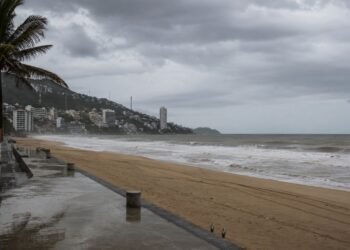 Suspenden clases en Guerrero y cierran puertos por Dos-E; prevén que se convierta en tormenta tropical en las próximas horas