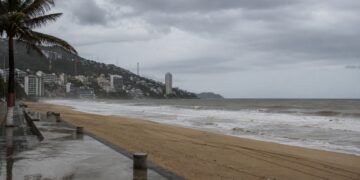 Suspenden clases en Guerrero y cierran puertos por Dos-E; prevén que se convierta en tormenta tropical en las próximas horas