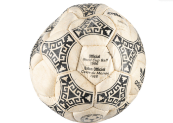 El balón de la “Mano de Dios” sale a subasta; buscan millones por la reliquia más icónica del futbol