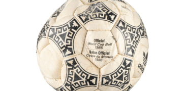 El balón de la “Mano de Dios” sale a subasta; buscan millones por la reliquia más icónica del futbol