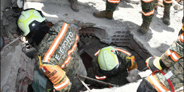 Ejército Mexicano rescata a niño entre los escombros mientras aumenta la cifra de víctimas en Venezuela