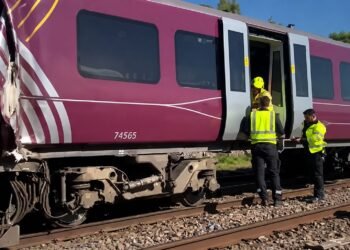 Emergencia masiva en Inglaterra; colisión de trenes deja una víctima y 89 heridos