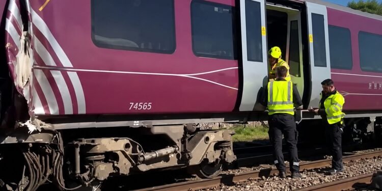 Emergencia masiva en Inglaterra; colisión de trenes deja una víctima y 89 heridos