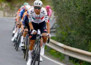 Isaac del Toro conquista el Grand Colombier y se mete a la batalla por el título