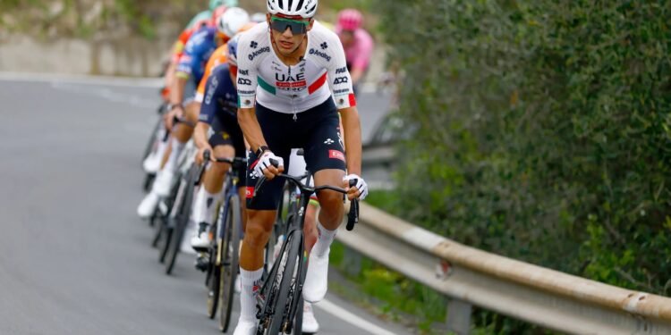 Isaac del Toro conquista el Grand Colombier y se mete a la batalla por el título