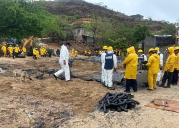 Combustóleo invade tres colonias de Salina Cruz; Pemex confirma control de fuga en oleoducto