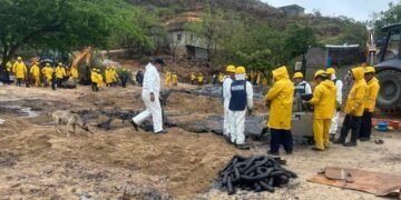 Combustóleo invade tres colonias de Salina Cruz; Pemex confirma control de fuga en oleoducto