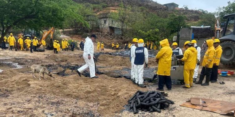 Combustóleo invade tres colonias de Salina Cruz; Pemex confirma control de fuga en oleoducto