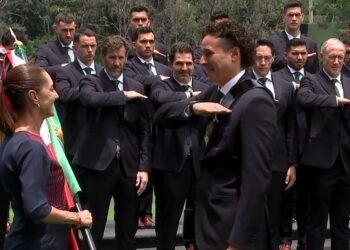 Memo Ochoa recibe el Lábaro Patrio; comienza oficialmente el sueño mundialista