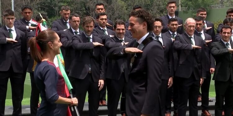Memo Ochoa recibe el Lábaro Patrio; comienza oficialmente el sueño mundialista