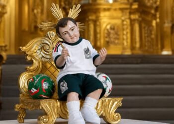 ¿Conoces al Niño Dios futbolero? Ya está en la Catedral de la CDMX y esta es su historia