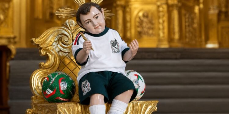 ¿Conoces al Niño Dios futbolero? Ya está en la Catedral de la CDMX y esta es su historia