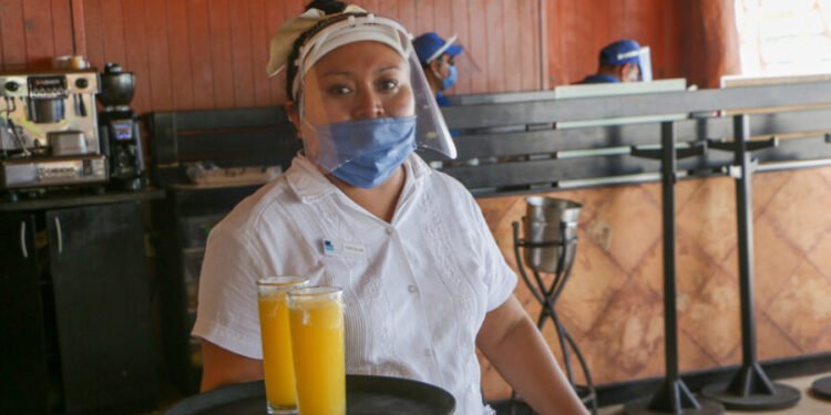 ¿Trabajar en un hotel de Cancún es tan bueno como parece? Esto reveló una encuesta