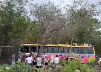 Accidente en la federal 307: autobús turístico de Xcaret termina fuera del camino. Esto pasó