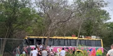 Accidente en la federal 307: autobús turístico de Xcaret termina fuera del camino. Esto pasó