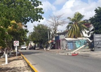 ¡Sin luz ni wifi! Camión de Autocar fuera de control derriba postes y provoca daños a vehículos