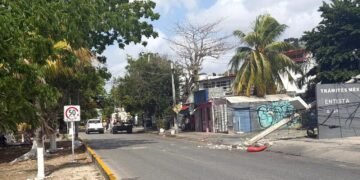 ¡Sin luz ni wifi! Camión de Autocar fuera de control derriba postes y provoca daños a vehículos