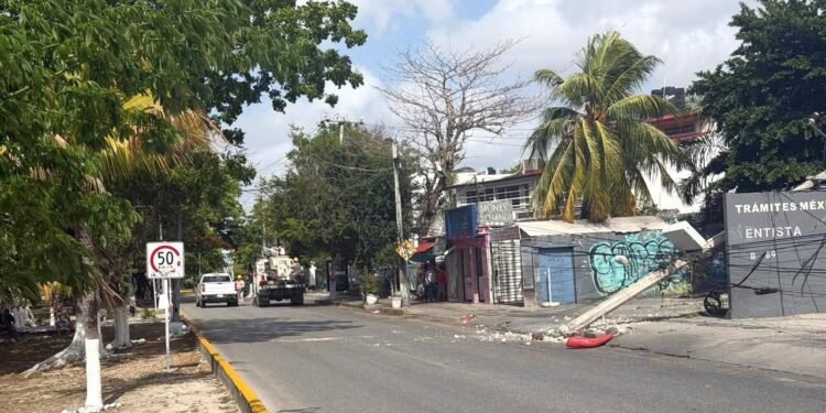 ¡Sin luz ni wifi! Camión de Autocar fuera de control derriba postes y provoca daños a vehículos