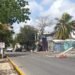 ¡Sin luz ni wifi! Camión de Autocar fuera de control derriba postes y provoca daños a vehículos