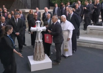 La Sagrada Familia toca el cielo: León XIV bendice la Torre de Jesús en una jornada histórica