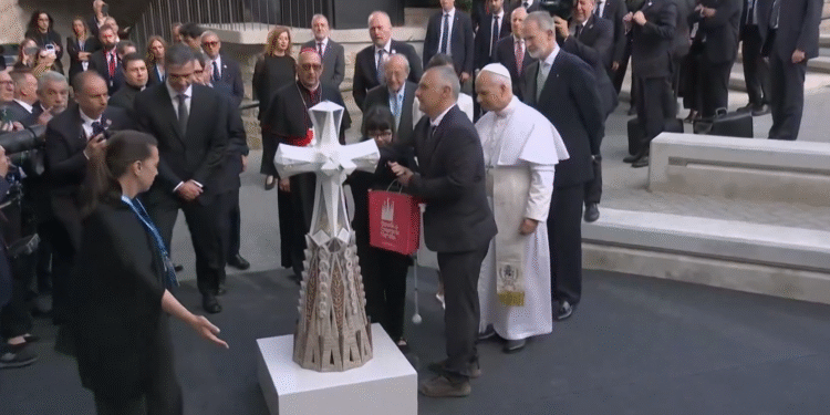 La Sagrada Familia toca el cielo: León XIV bendice la Torre de Jesús en una jornada histórica