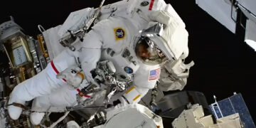 Así trabajan los astronautas cuando deben reparar equipos a 400 kilómetros de la Tierra