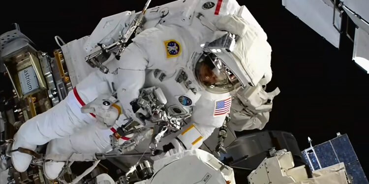 Así trabajan los astronautas cuando deben reparar equipos a 400 kilómetros de la Tierra