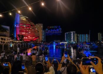 ¿Lo viste? Así fue el impresionante espectáculo de drones que hizo historia en Cancún