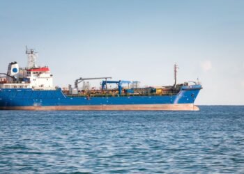 Irán endurece su postura: Ormuz queda cerrado al tráfico marítimo; cualquier barco será un objetivo