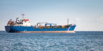Irán endurece su postura: Ormuz queda cerrado al tráfico marítimo; cualquier barco será un objetivo