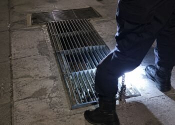 Gritos desde una alcantarilla alertan a vecinos; rescatan a hombre atrapado en el drenaje