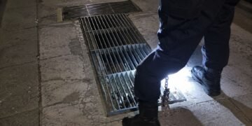 Gritos desde una alcantarilla alertan a vecinos; rescatan a hombre atrapado en el drenaje
