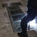Gritos desde una alcantarilla alertan a vecinos; rescatan a hombre atrapado en el drenaje