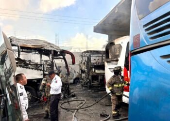¡Camiones quemados! Fuerte incendio en encierro de autobuses en Ruta 5