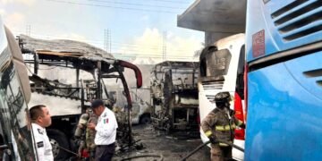 ¡Camiones quemados! Fuerte incendio en encierro de autobuses en Ruta 5