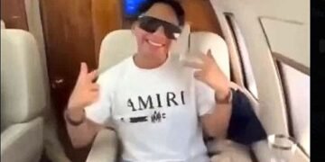 Regidor de Morena en Tulum presume viajes en jet privado