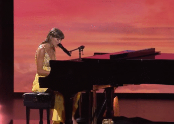 ¿Te lo perdiste? Taylor Swift se roba el show en el estreno de Toy Story 5. Así fue su interpretación