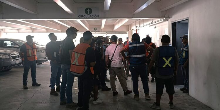 Albañiles exigen pago por obra concluida en Cancún; denuncian adeudo de 7 millones de pesos