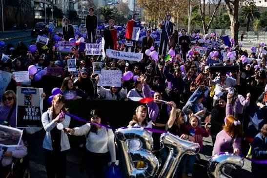 ¿Se salvarán los conciertos de BTS? ARMY presiona al Gobierno chileno con marcha pacífica