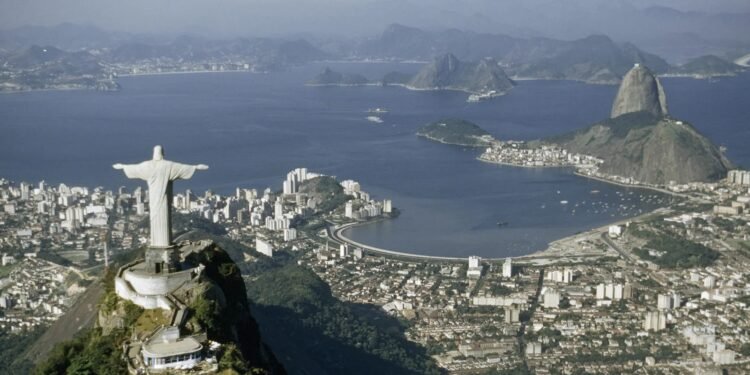 Ráfagas extremas sorprenden a visitantes en el Cristo Redentor y el video da la vuelta al mundo