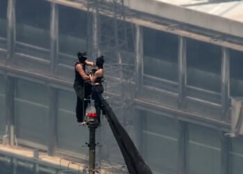 ¡De película! Escalan el Empire State Building, se besan en la cima y terminan arrestados