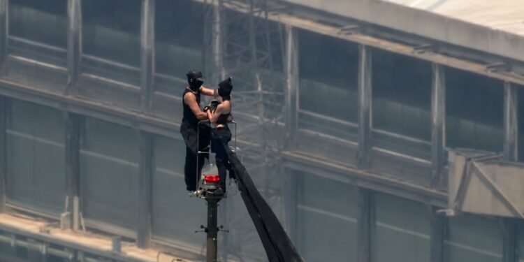 ¡De película! Escalan el Empire State Building, se besan en la cima y terminan arrestados