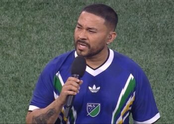 Frankie J se vuelve viral: cambia la letra del Himno Nacional y las redes no lo perdonan