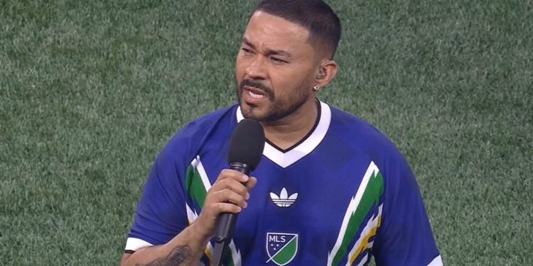 Frankie J se vuelve viral: cambia la letra del Himno Nacional y las redes no lo perdonan