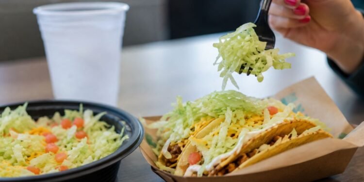 Taco Bell retira la lechuga vinculada al brote de “diarrea explosiva”; esto es lo que se sabe