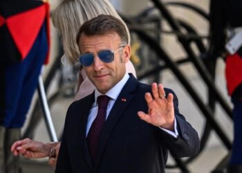 ¿Atentado contra Macron? estallan dos bombas cerca de su hotel en visita a Siria