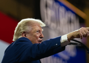 Trump amenaza entre bromas con nuevos aranceles por la “diarrea explosiva”. Esto dijo