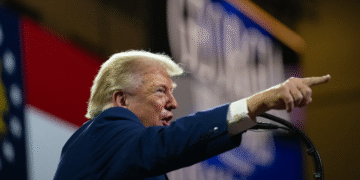 Trump amenaza entre bromas con nuevos aranceles por la “diarrea explosiva”. Esto dijo
